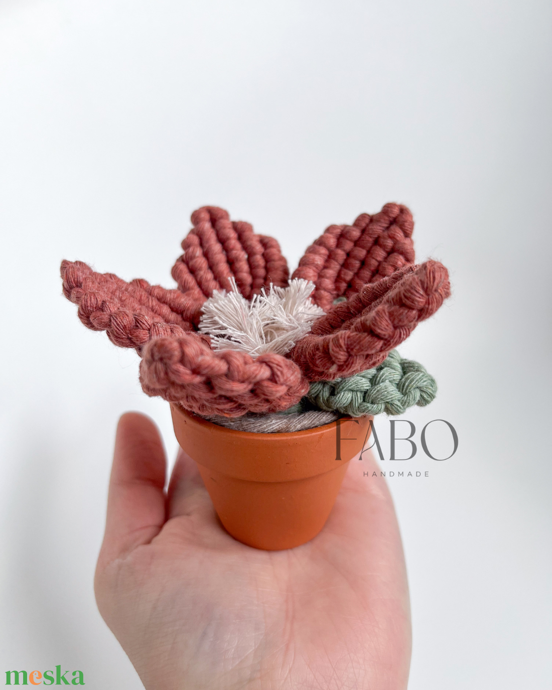 Terrakotta-bézs színű makramé virág dísz igazi agyagcserépben - otthon & életmód - virágdekoráció - virágdíszek - asztali virágdísz - Meska.hu