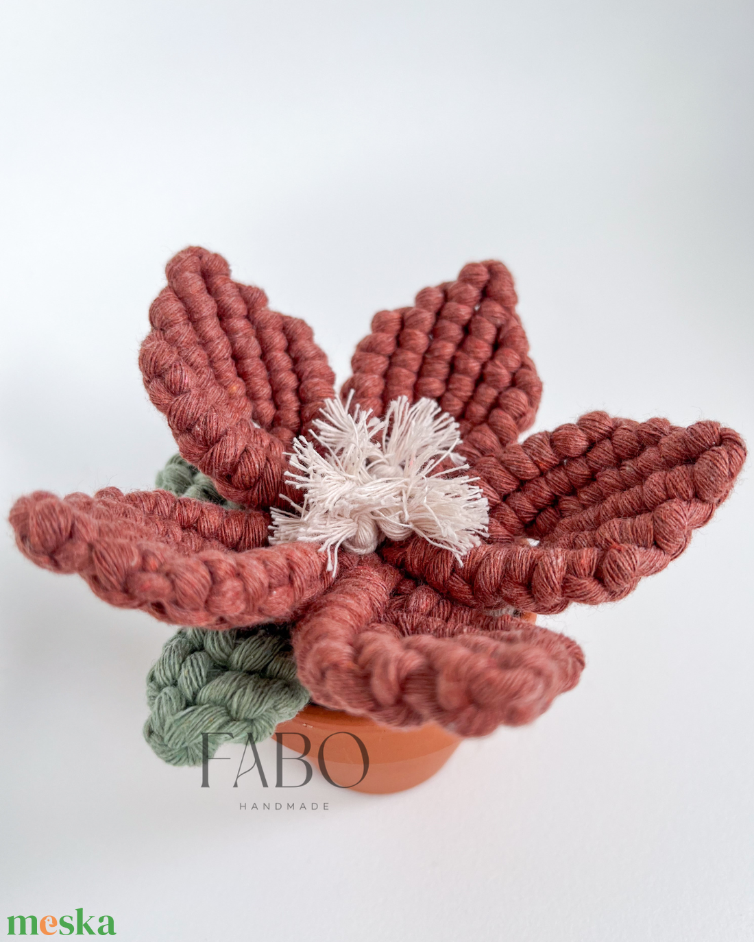 Terrakotta-bézs színű makramé virág dísz igazi agyagcserépben - otthon & életmód - virágdekoráció - virágdíszek - asztali virágdísz - Meska.hu