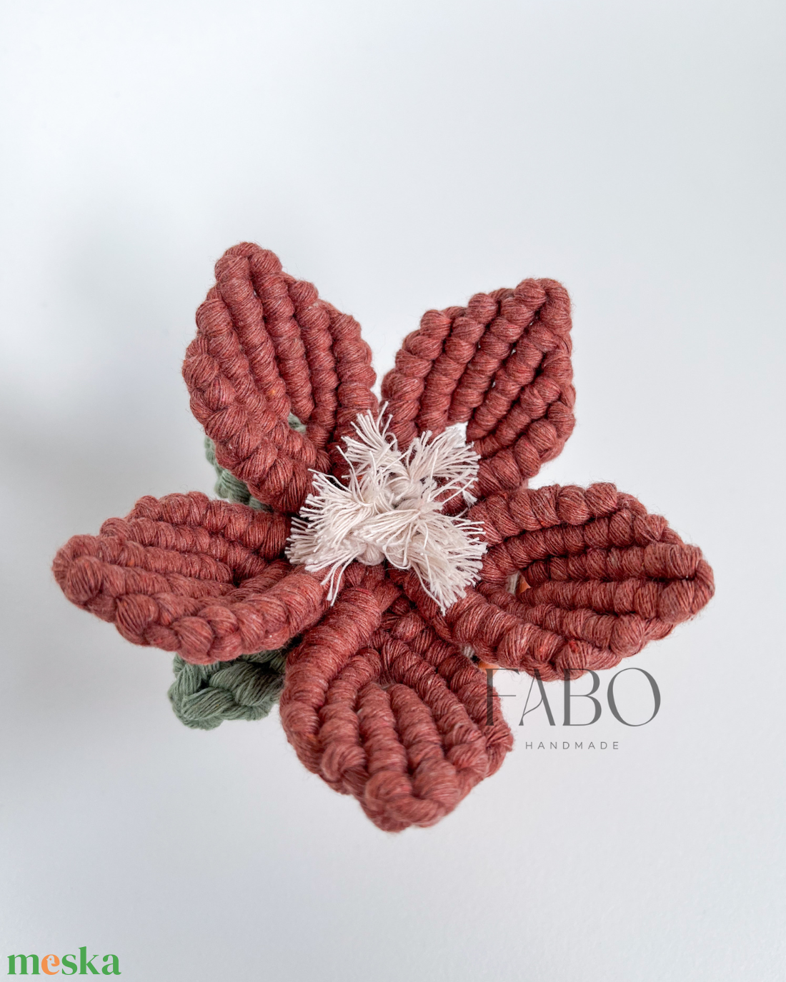 Terrakotta-bézs színű makramé virág dísz igazi agyagcserépben - otthon & életmód - virágdekoráció - virágdíszek - asztali virágdísz - Meska.hu