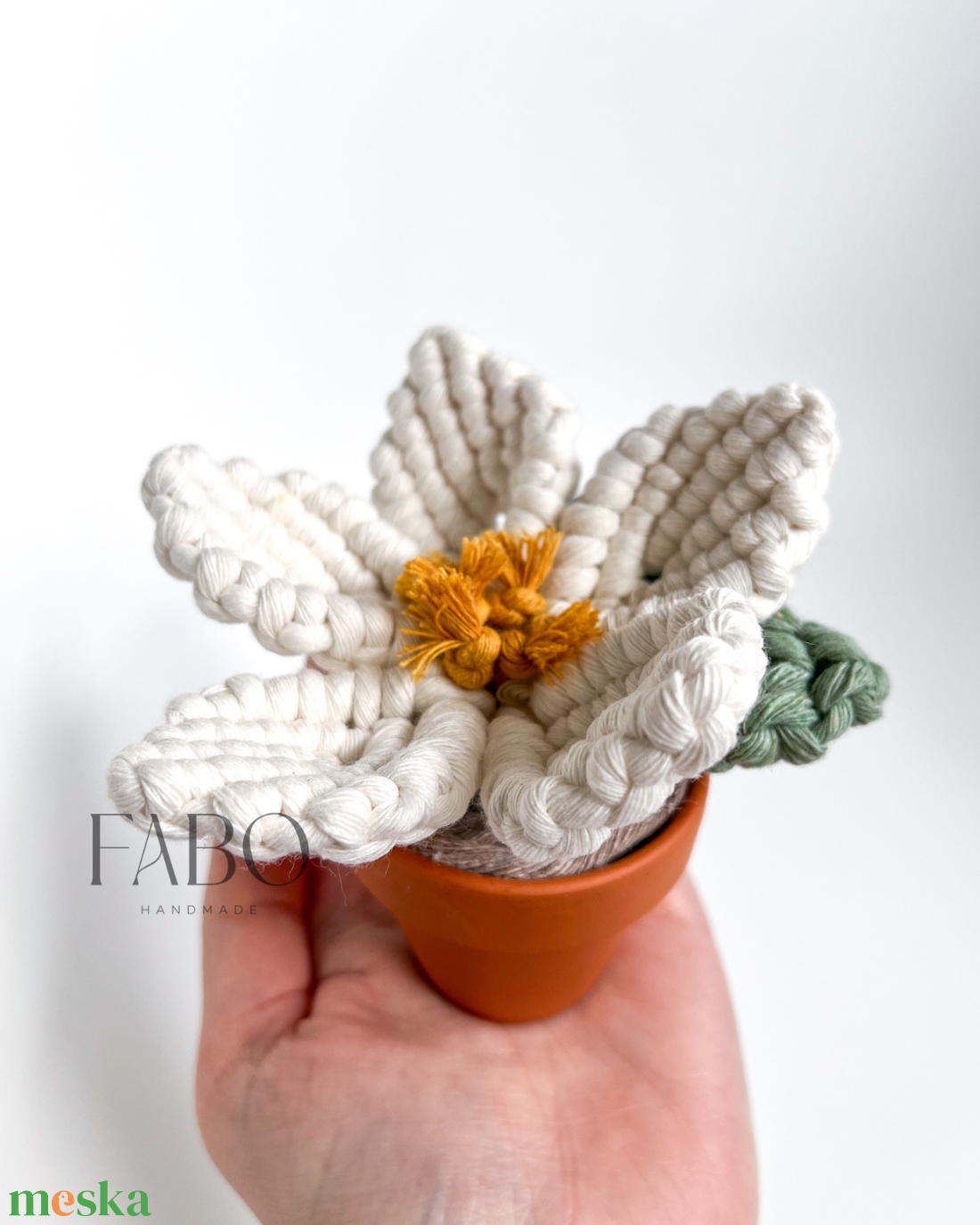 Fehér-sárga színű makramé virág dísz igazi agyagcserépben - otthon & életmód - virágdekoráció - virágdíszek - asztali virágdísz - Meska.hu