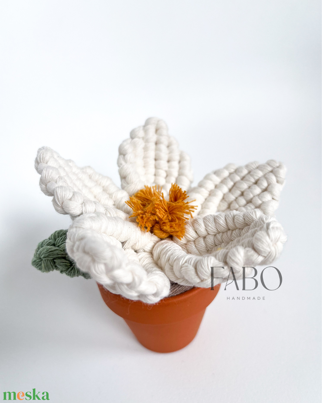 Fehér-sárga színű makramé virág dísz igazi agyagcserépben - otthon & életmód - virágdekoráció - virágdíszek - asztali virágdísz - Meska.hu