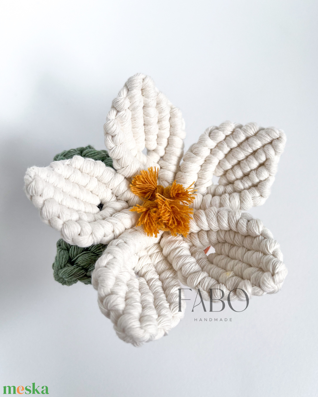 Fehér-sárga színű makramé virág dísz igazi agyagcserépben - otthon & életmód - virágdekoráció - virágdíszek - asztali virágdísz - Meska.hu