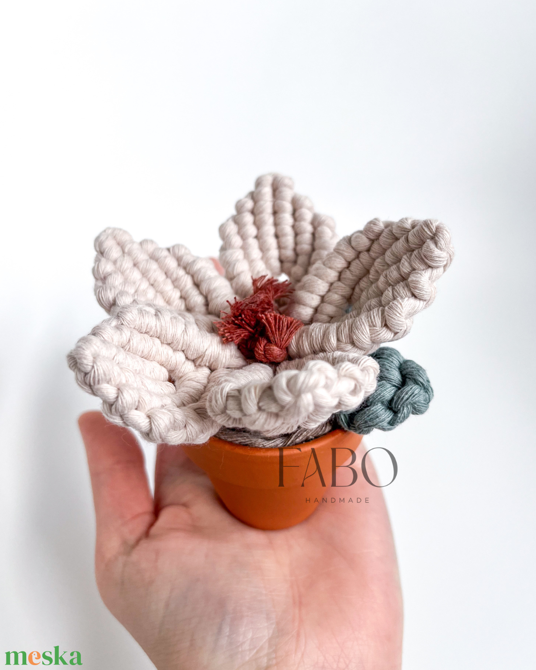 Bézs-terrakotta színű makramé virág dísz igazi agyagcserépben - otthon & életmód - virágdekoráció - virágdíszek - asztali virágdísz - Meska.hu