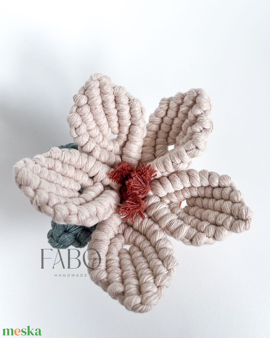 Bézs-terrakotta színű makramé virág dísz igazi agyagcserépben - otthon & életmód - virágdekoráció - virágdíszek - asztali virágdísz - Meska.hu