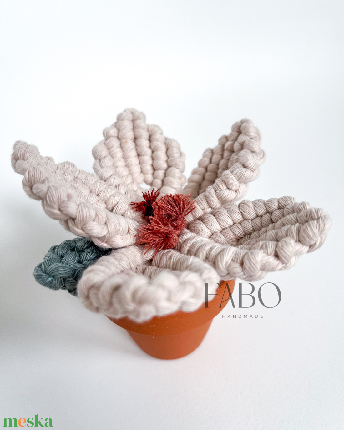 Bézs-terrakotta színű makramé virág dísz igazi agyagcserépben - otthon & életmód - virágdekoráció - virágdíszek - asztali virágdísz - Meska.hu