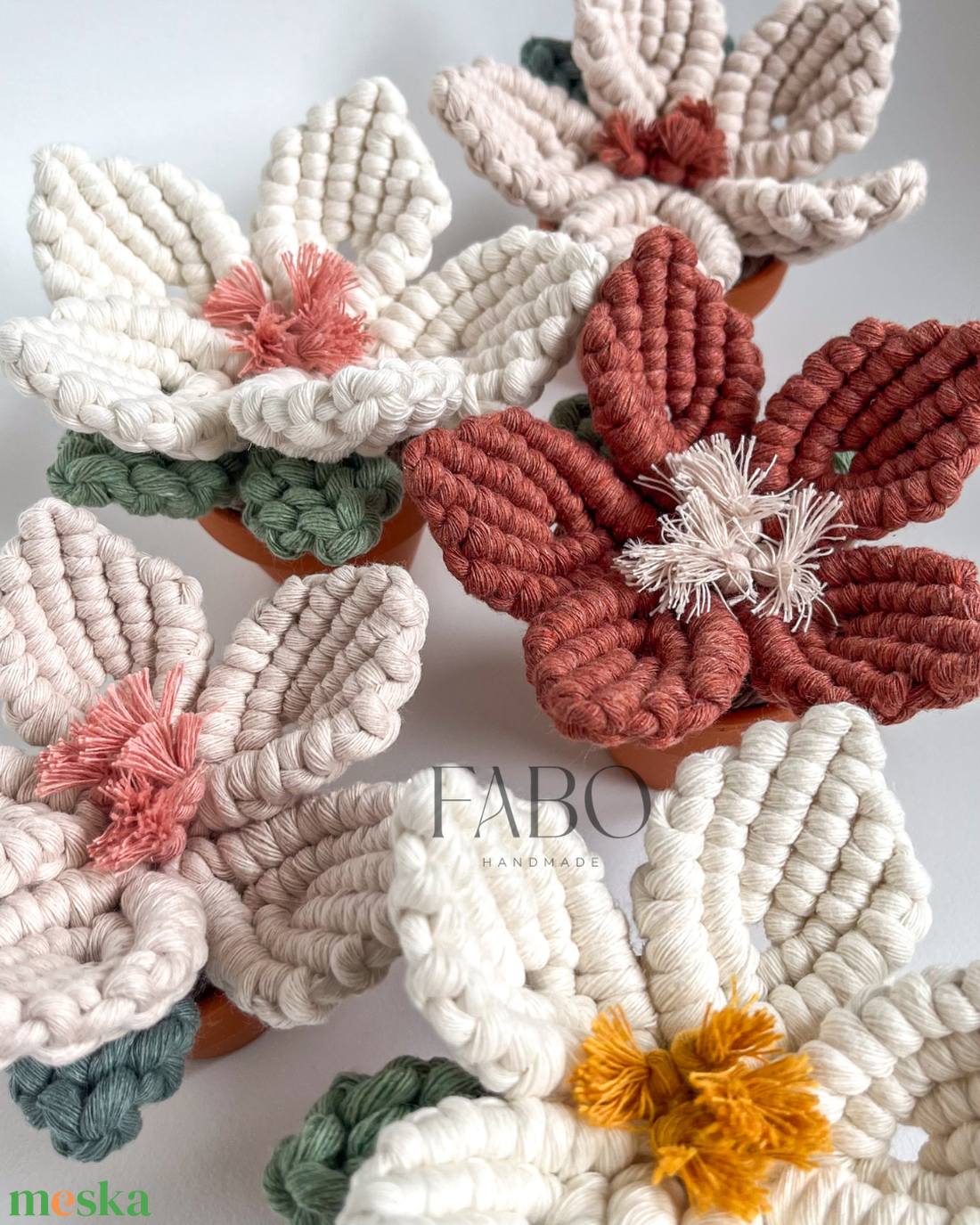 Bézs-terrakotta színű makramé virág dísz igazi agyagcserépben - otthon & életmód - virágdekoráció - virágdíszek - asztali virágdísz - Meska.hu