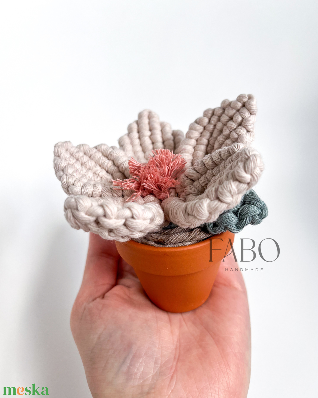 Bézs-rózsaszín színű makramé virág dísz igazi agyagcserépben - otthon & életmód - virágdekoráció - virágdíszek - asztali virágdísz - Meska.hu
