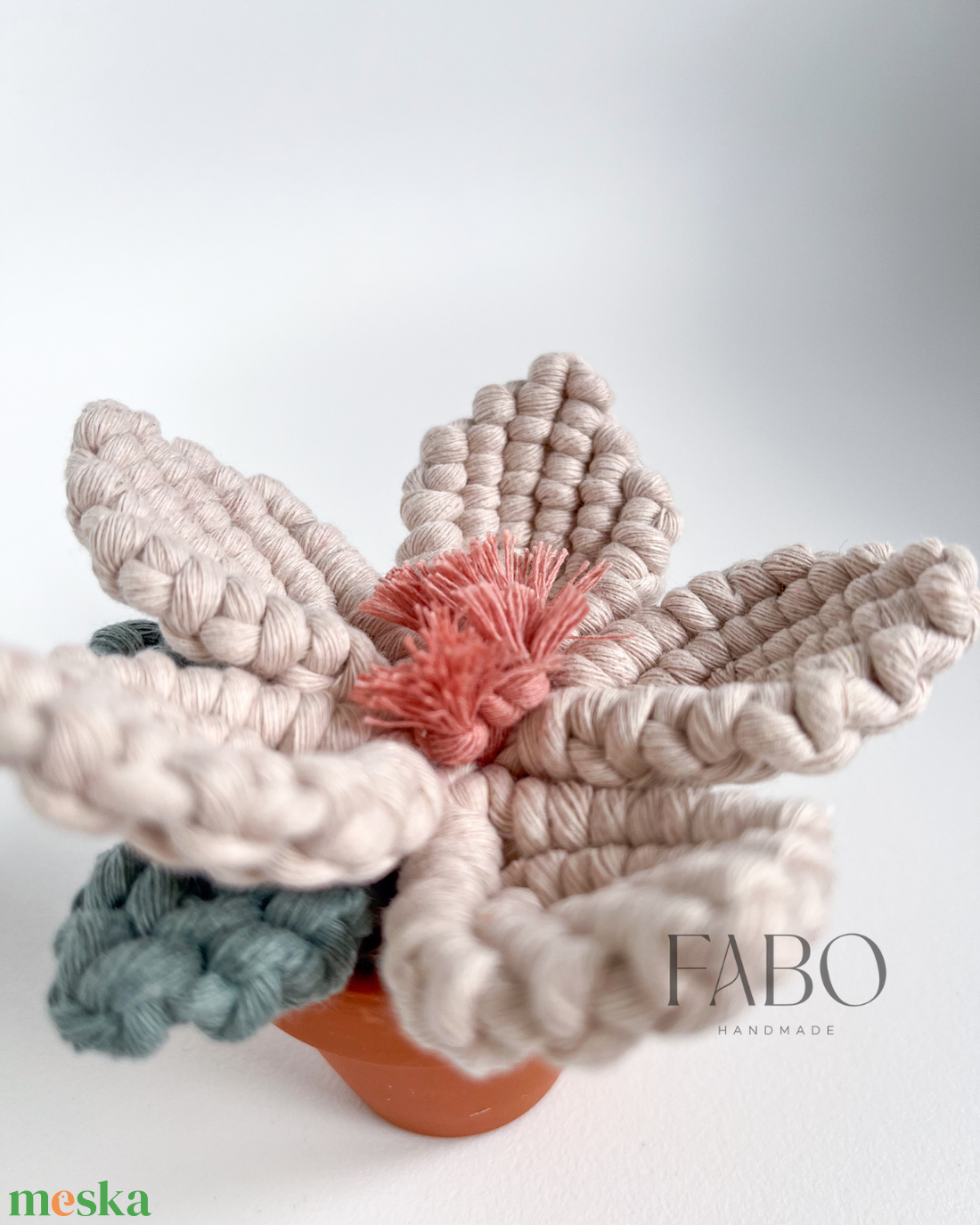 Bézs-rózsaszín színű makramé virág dísz igazi agyagcserépben - otthon & életmód - virágdekoráció - virágdíszek - asztali virágdísz - Meska.hu