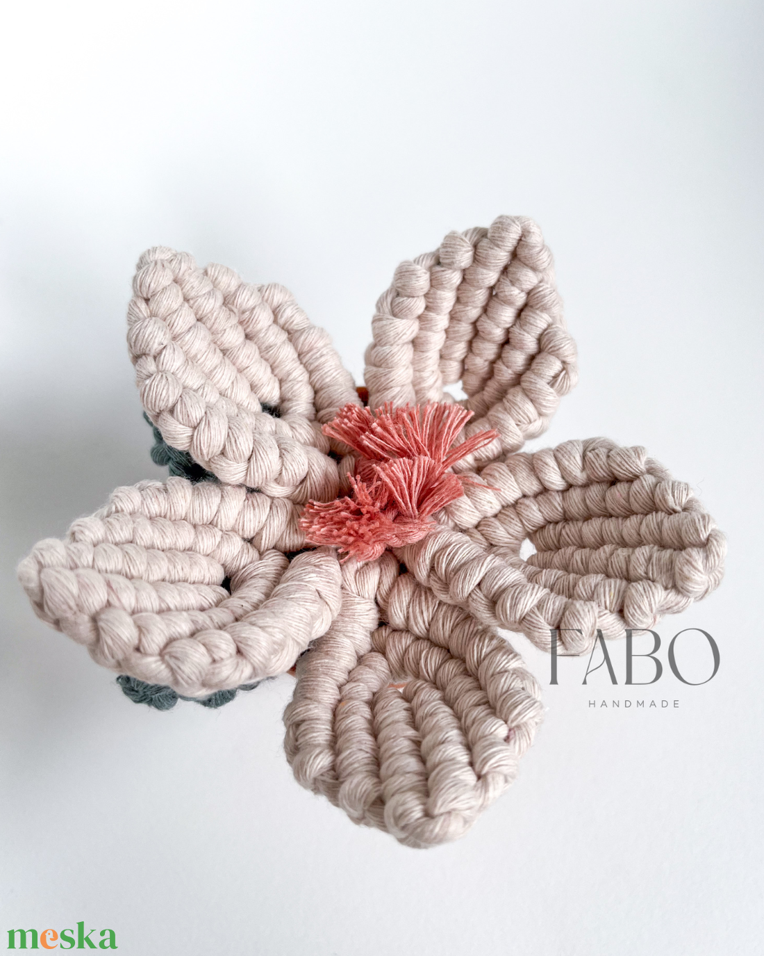 Bézs-rózsaszín színű makramé virág dísz igazi agyagcserépben - otthon & életmód - virágdekoráció - virágdíszek - asztali virágdísz - Meska.hu