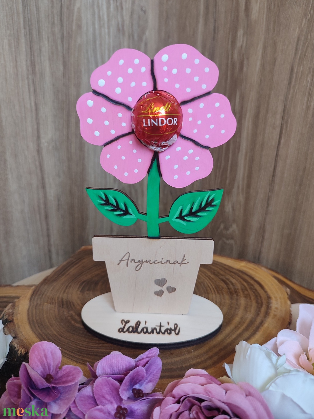 Anyucinak feliratú anyák napi virág dekoráció, csokival, kézzel festve - otthon & életmód - dekoráció - asztal és polc dekoráció - asztaldísz - Meska.hu