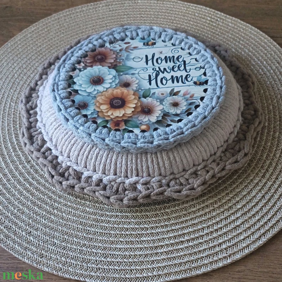 Home sweet Home horgolt ajtódísz - virágos fa alapú falidísz - otthon & életmód - dekoráció - asztal és polc dekoráció - asztaldísz - Meska.hu
