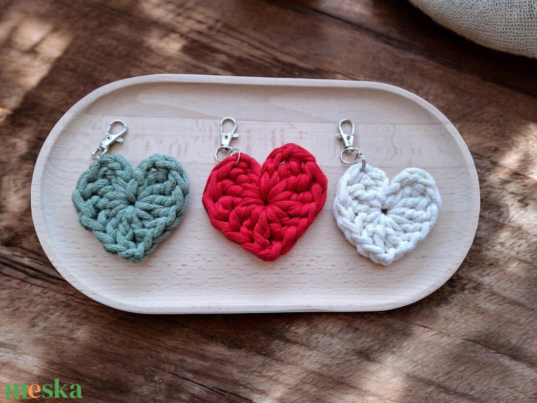 Szív alakú horgolt kulcstartó - táska & tok - kulcstartó & táskadísz - kulcstartó - Meska.hu