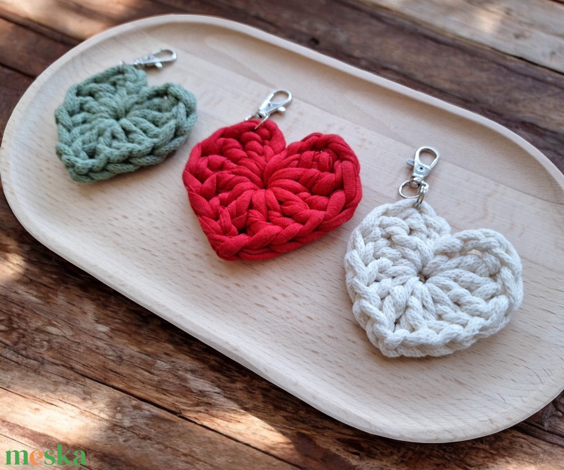 Szív alakú horgolt kulcstartó - táska & tok - kulcstartó & táskadísz - kulcstartó - Meska.hu