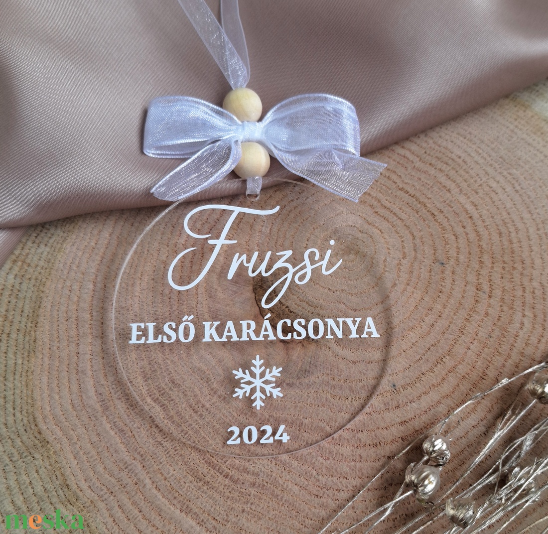 Karácsonyfadísz, egyedi, névre szóló felirattal - Plexi (első karácsony) - karácsony - karácsonyi lakásdekoráció - karácsonyfadíszek - Meska.hu