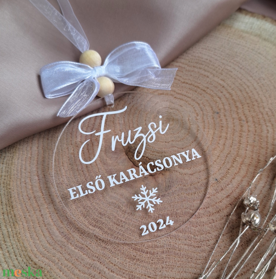 Karácsonyfadísz, egyedi, névre szóló felirattal - Plexi (első karácsony) - karácsony - karácsonyi lakásdekoráció - karácsonyfadíszek - Meska.hu
