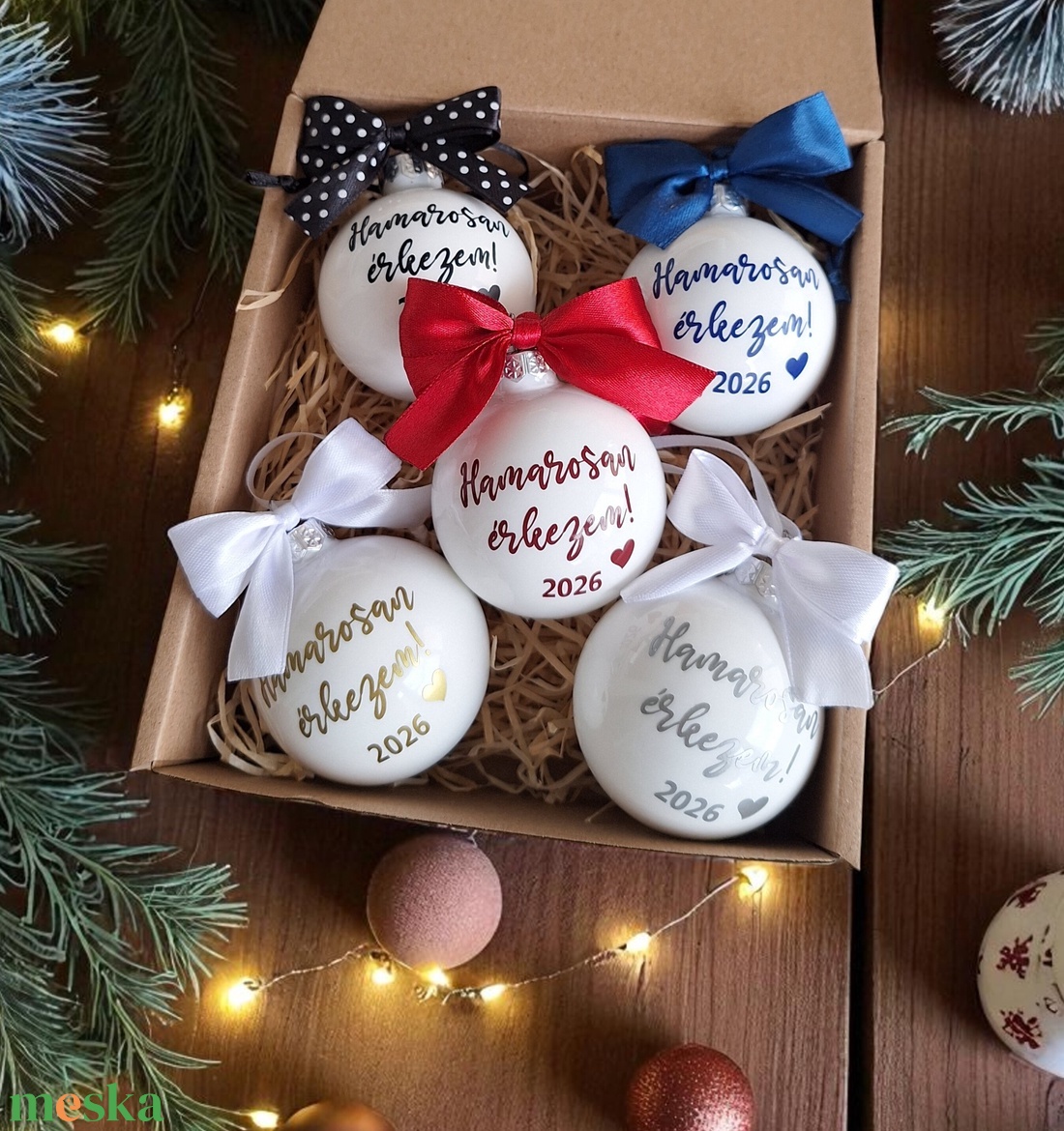 Karácsonyi üveggömb, karácsonyfadísz, Hamarosan érkezem! - fényes fehér - karácsony - karácsonyi lakásdekoráció - karácsonyfadíszek - Meska.hu