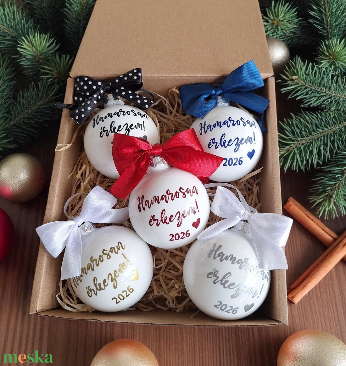 Karácsonyi üveggömb, karácsonyfadísz, Hamarosan érkezem! - fényes fehér - karácsony - karácsonyi lakásdekoráció - karácsonyfadíszek - Meska.hu