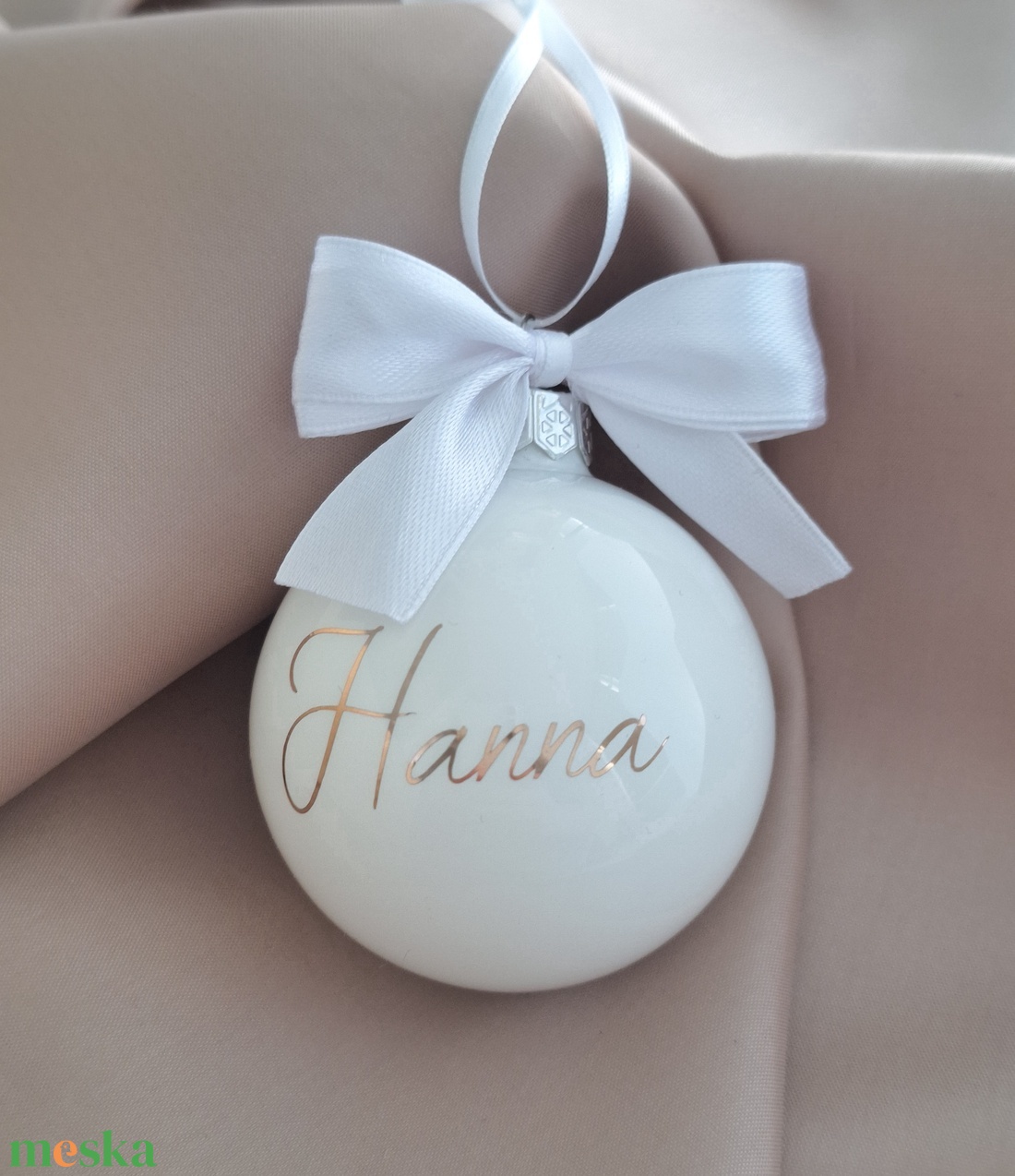 Karácsonyi üveggömb, egyedi, névre szóló felirattal - fényes fehér, rosegold felirattal - karácsony - karácsonyi lakásdekoráció - karácsonyfadíszek - Meska.hu