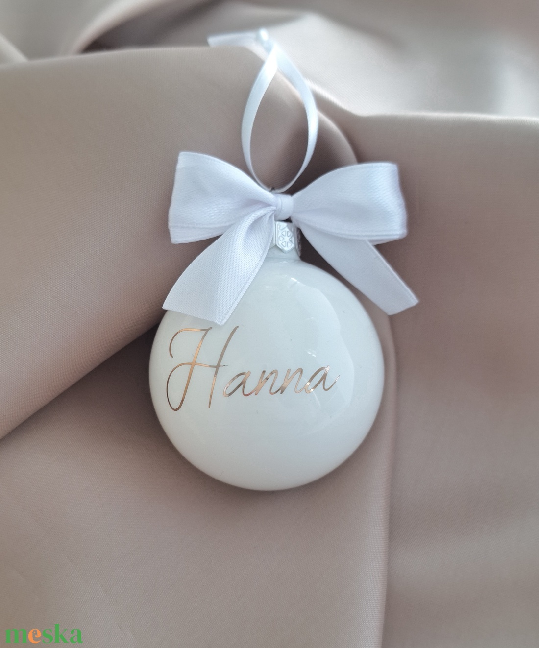 Karácsonyi üveggömb, egyedi, névre szóló felirattal - fényes fehér, rosegold felirattal - karácsony - karácsonyi lakásdekoráció - karácsonyfadíszek - Meska.hu