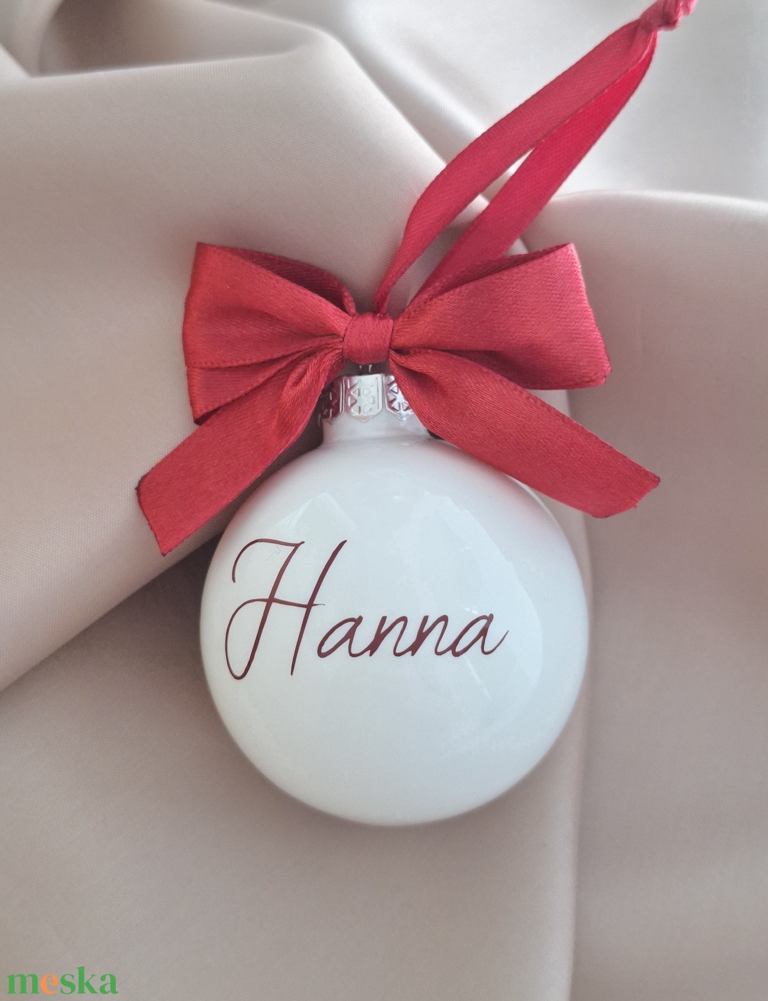 Karácsonyi üveggömb, egyedi, névre szóló felirattal - fényes fehér, burgundi felirattal - karácsony - karácsonyi lakásdekoráció - karácsonyfadíszek - Meska.hu