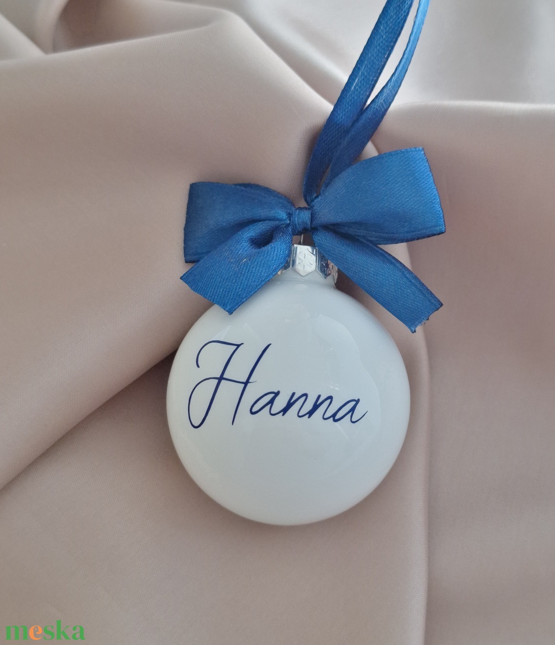 Karácsonyi üveggömb, egyedi, névre szóló felirattal - fényes fehér, sötétkék felirattal - karácsony - karácsonyi lakásdekoráció - karácsonyfadíszek - Meska.hu