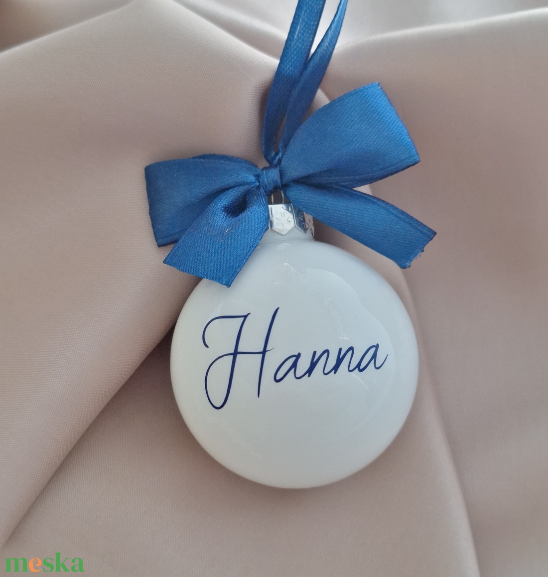 Karácsonyi üveggömb, egyedi, névre szóló felirattal - fényes fehér, sötétkék felirattal - karácsony - karácsonyi lakásdekoráció - karácsonyfadíszek - Meska.hu