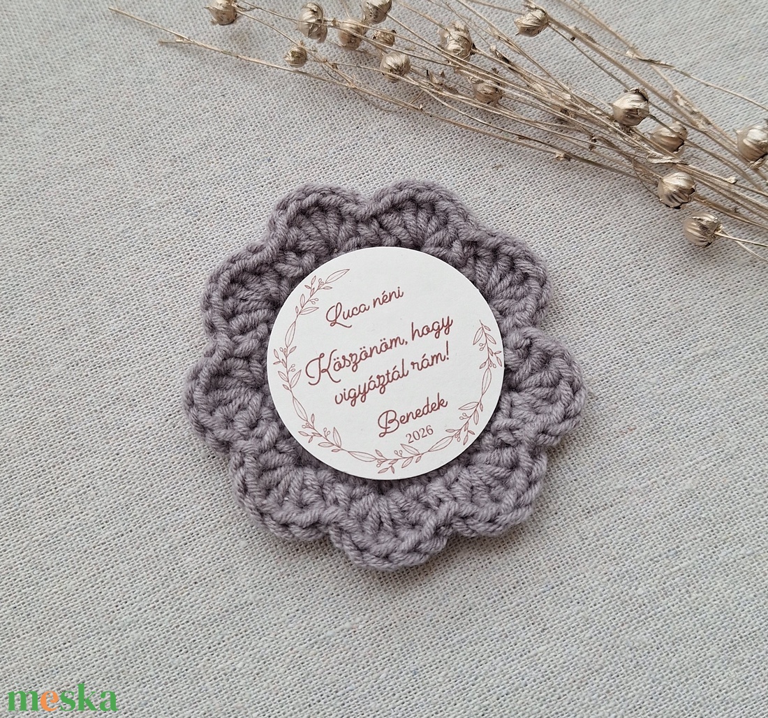 Horgolt hűtőmágnes � óvó néninek (szürke) - játék & sport - ovis felszerelés - egyéb ovis kiegészítő - Meska.hu