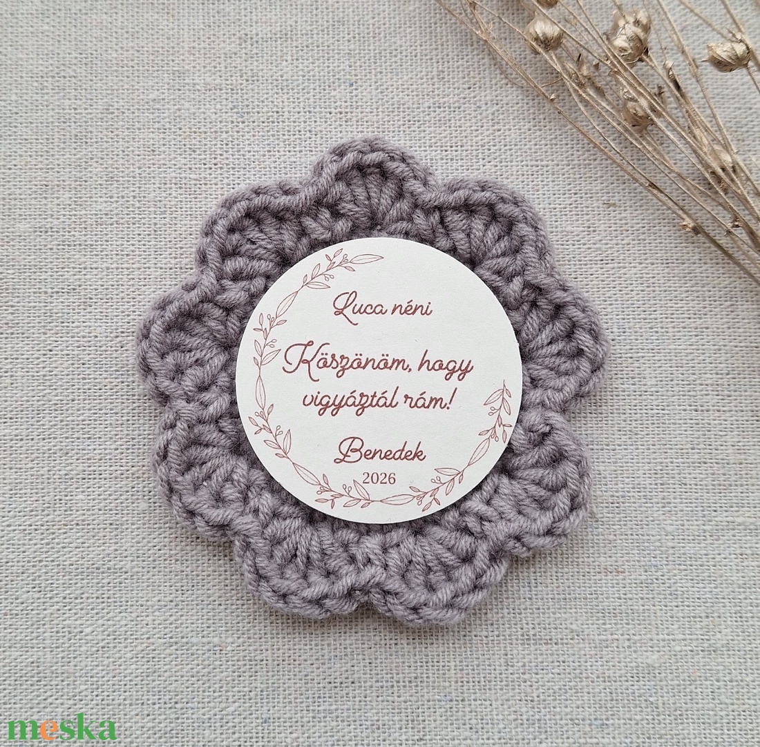 Horgolt hűtőmágnes � óvó néninek (szürke) - játék & sport - ovis felszerelés - egyéb ovis kiegészítő - Meska.hu