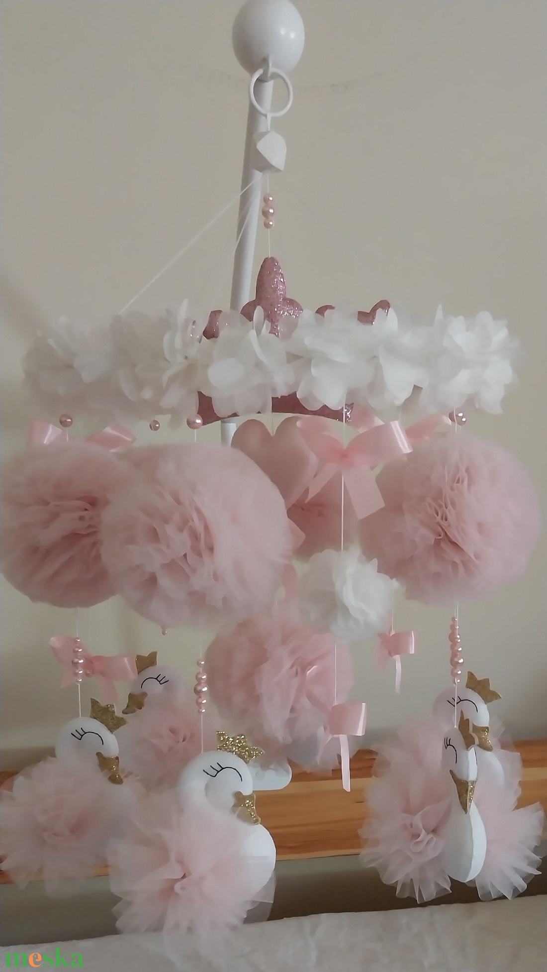 Kicsi Hercegnő csupa tüll, hattyús rózsaszín kiságyforgó kislánynak angol stílusú koronával  - játék & sport - 3 éves kor alattiaknak - kiságyforgó - Meska.hu Kicsi Hercegnő csupa tüll, hattyús rózsaszín kiságyforgó kislánynak angol stílusú koronával  - játék & sport - 3 éves kor alattiaknak - kiságyforgó - Meska.hu