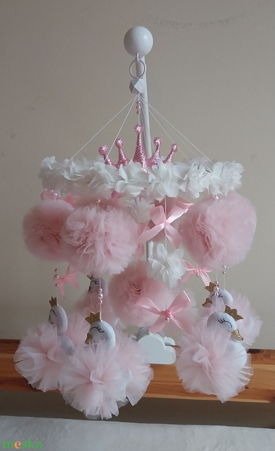 Kicsi Hercegnő csupa tüll, hattyús rózsaszín kiságyforgó kislánynak klasszikus stílusú koronával - játék & sport - 3 éves kor alattiaknak - kiságyforgó - Meska.hu Kicsi Hercegnő csupa tüll, hattyús rózsaszín kiságyforgó kislánynak klasszikus stílusú koronával - játék & sport - 3 éves kor alattiaknak - kiságyforgó - Meska.hu