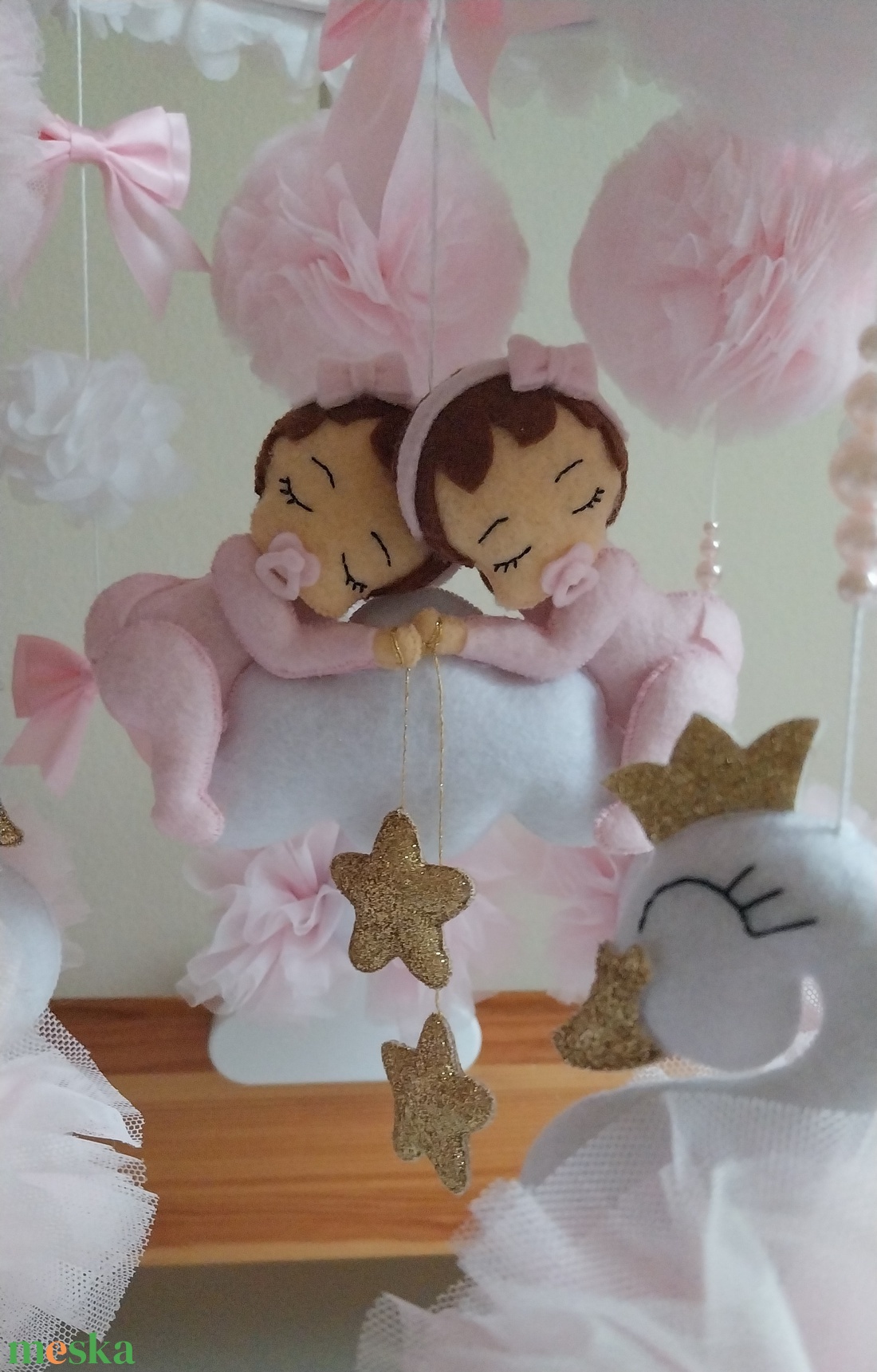 Kicsi Hercegnő csupa tüll, hattyús rózsaszín kiságyforgó iker kislányoknak angol stílusú koronával - baba - mama - baba játékok - kiságyforgó - Meska.hu