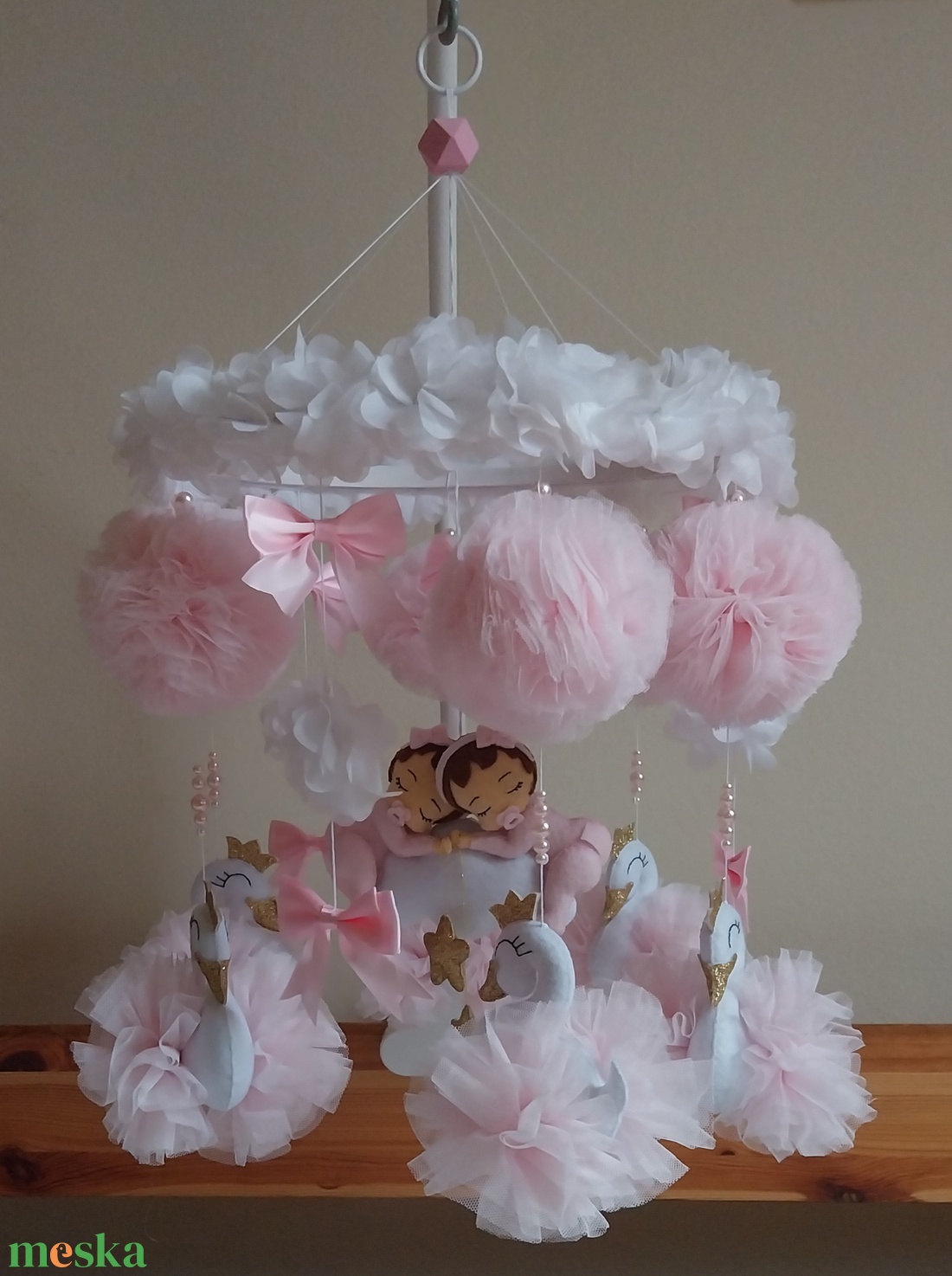 Kicsi Hercegnő csupa tüll, hattyús rózsaszín kiságyforgó iker kislányoknak angol stílusú koronával - baba - mama - baba játékok - kiságyforgó - Meska.hu