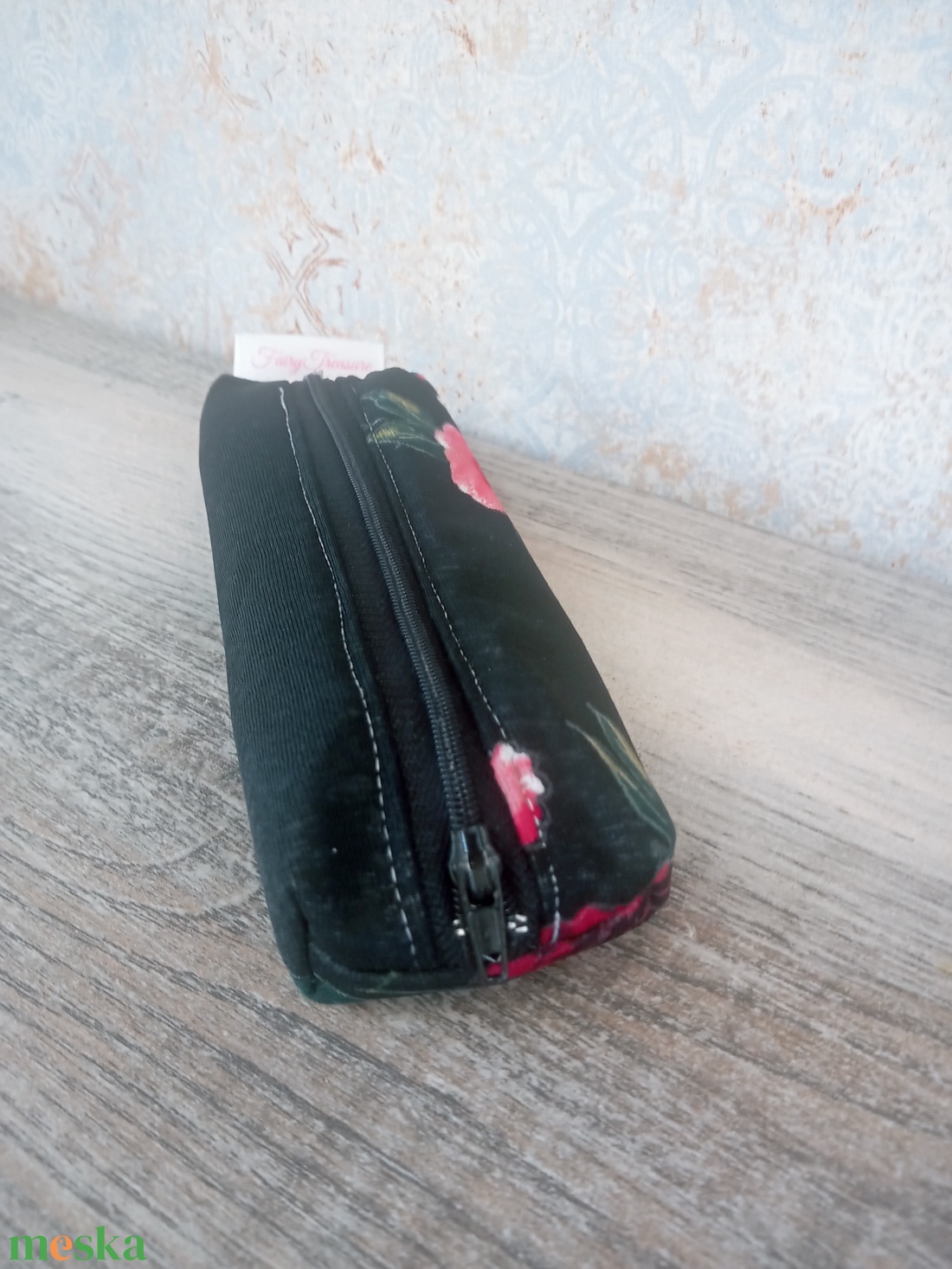 Fekete alapon rózsa mintás tolltartó - táska & tok - neszesszer - Meska.hu Fekete alapon rózsa mintás tolltartó - táska & tok - neszesszer - Meska.hu