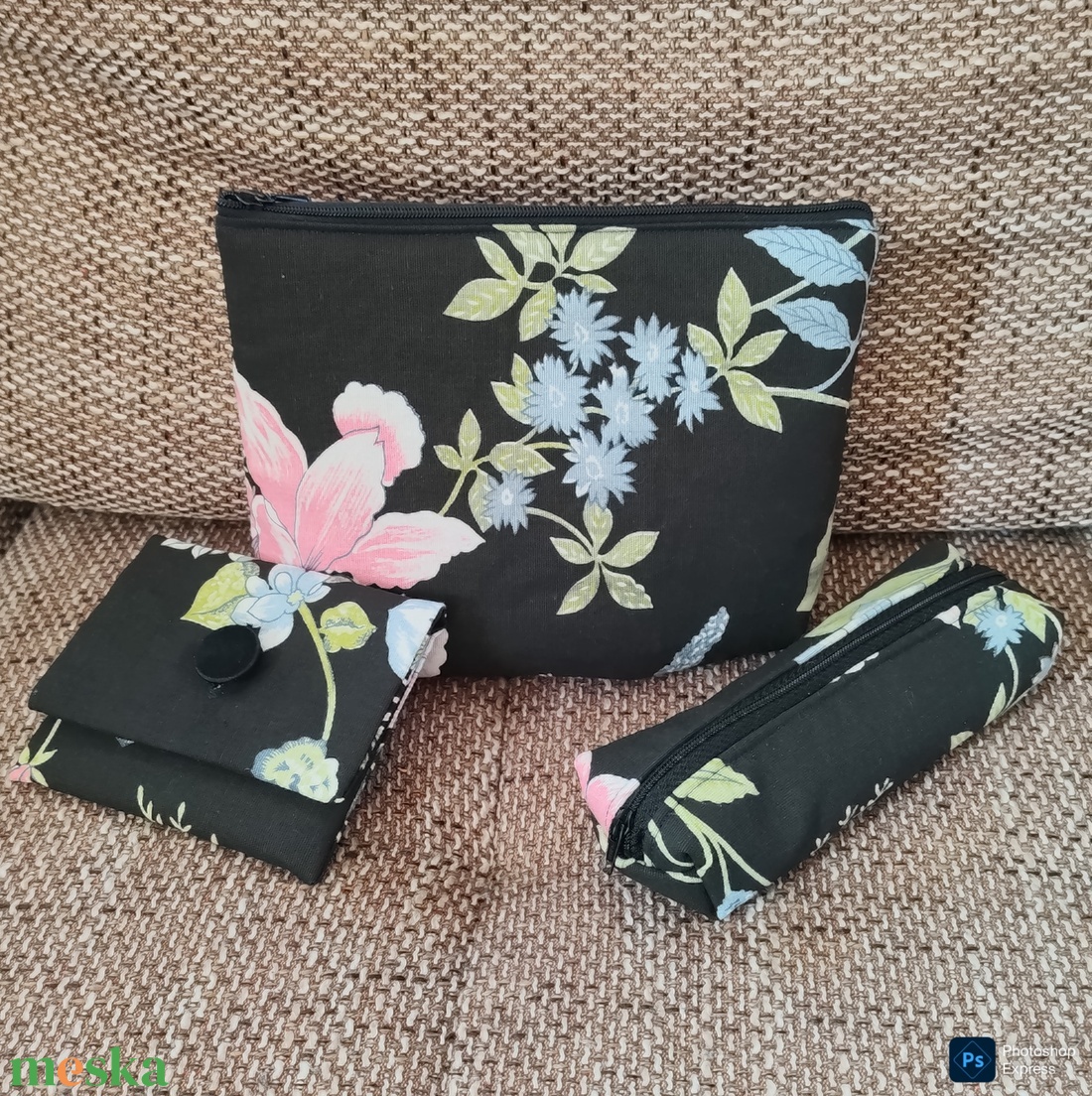 Fekete alapon nagy virágos neszeszer szett - táska & tok - neszesszer - Meska.hu