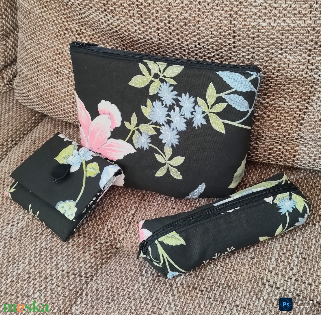 Fekete alapon nagy virágos neszeszer szett - táska & tok - neszesszer - Meska.hu