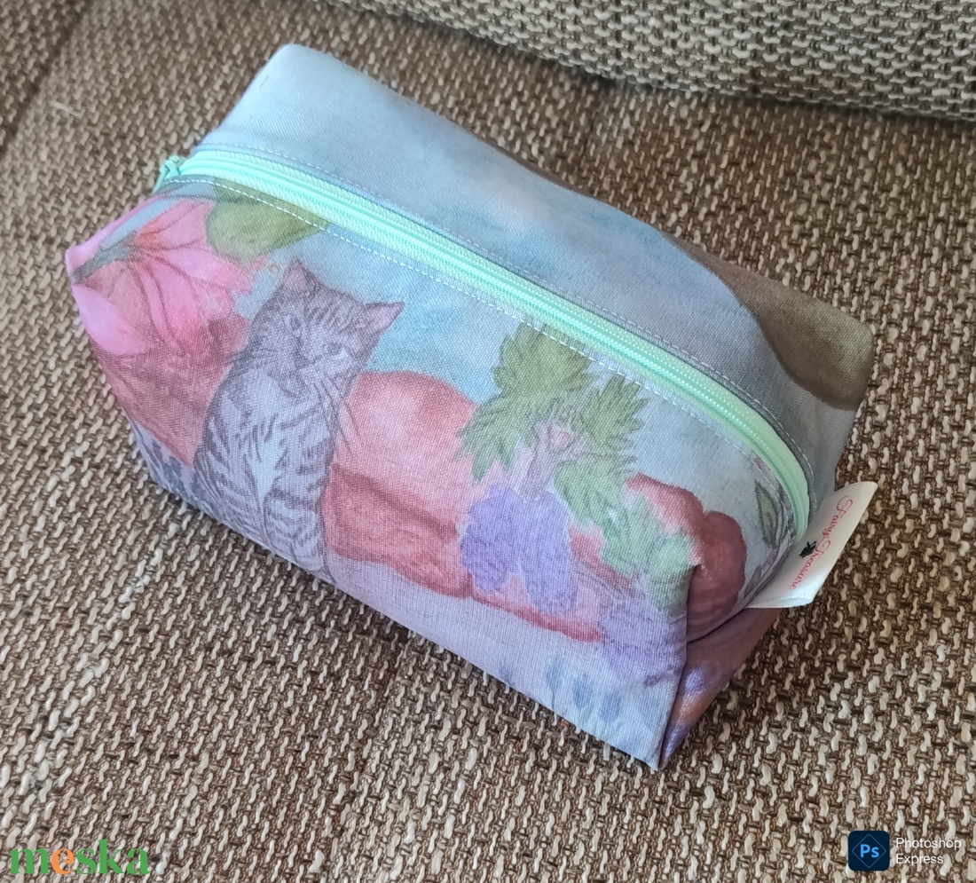 Cica a virágos kertben nagy méretű kozmetikai táska - táska & tok - neszesszer - Meska.hu