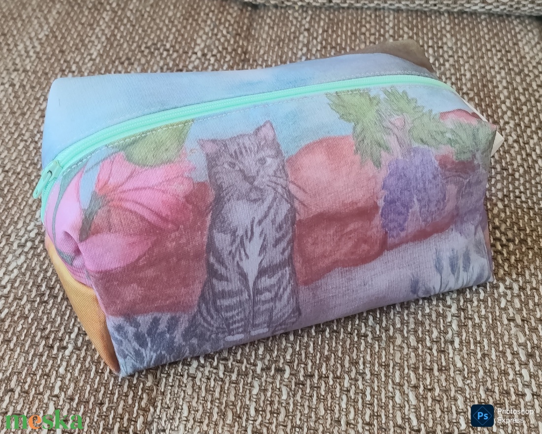 Cica a virágos kertben nagy méretű kozmetikai táska - táska & tok - neszesszer - Meska.hu