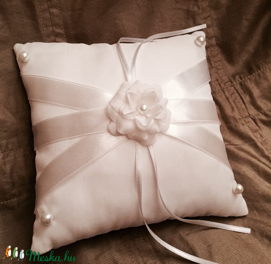 Fehér esküvői gyűrűpárna gyöngyökkel  -  - Meska.hu