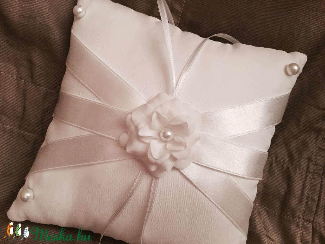 Fehér esküvői gyűrűpárna gyöngyökkel  -  - Meska.hu