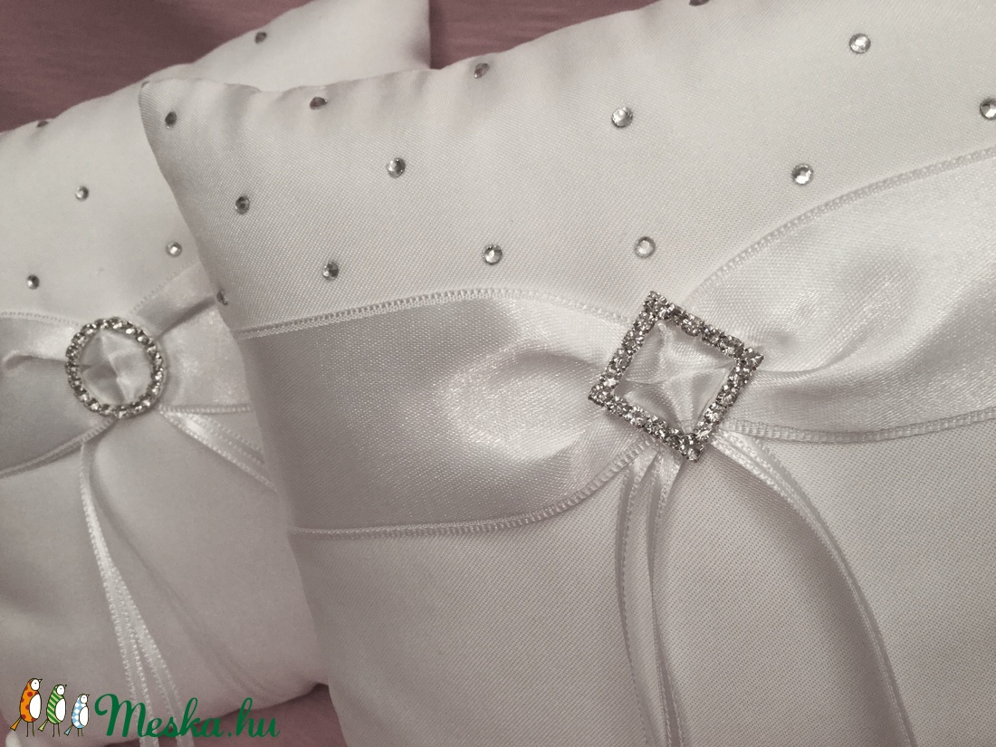 Álomszép fehér strasszos esküvői gyűrűpárna -  - Meska.hu