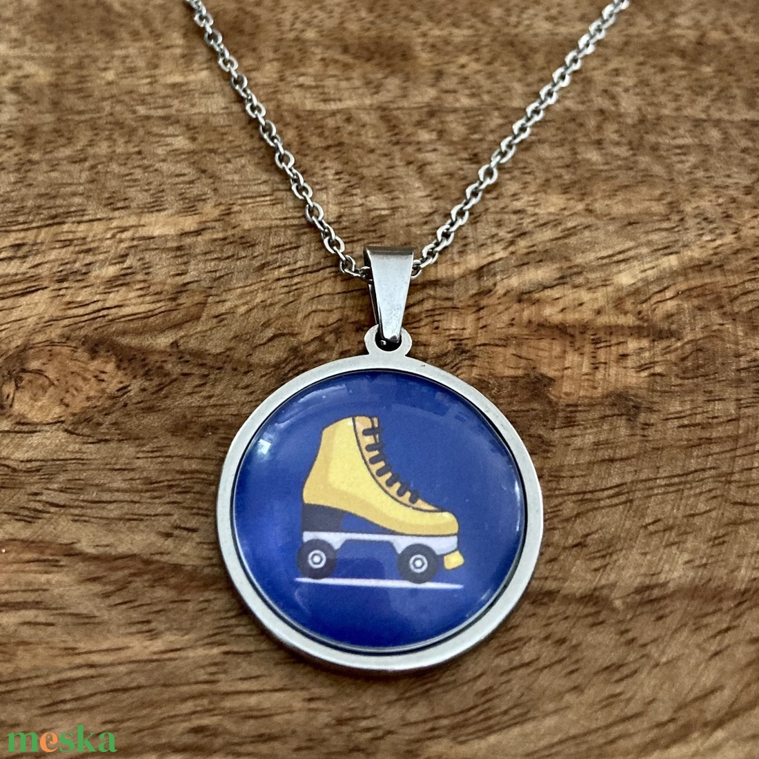 Görkorcsolyás nemesacél nyaklánc - ékszer - nyaklánc - monogram & névnyaklánc - Meska.hu Görkorcsolyás nemesacél nyaklánc - ékszer - nyaklánc - monogram & névnyaklánc - Meska.hu