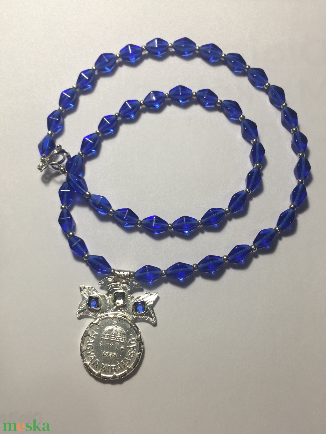 Kékgyöngyös lázsiás egy medállal, a medál réz 2 filléres az 1930-as évekből - ékszer - nyaklánc - gyöngyös nyaklánc - Meska.hu