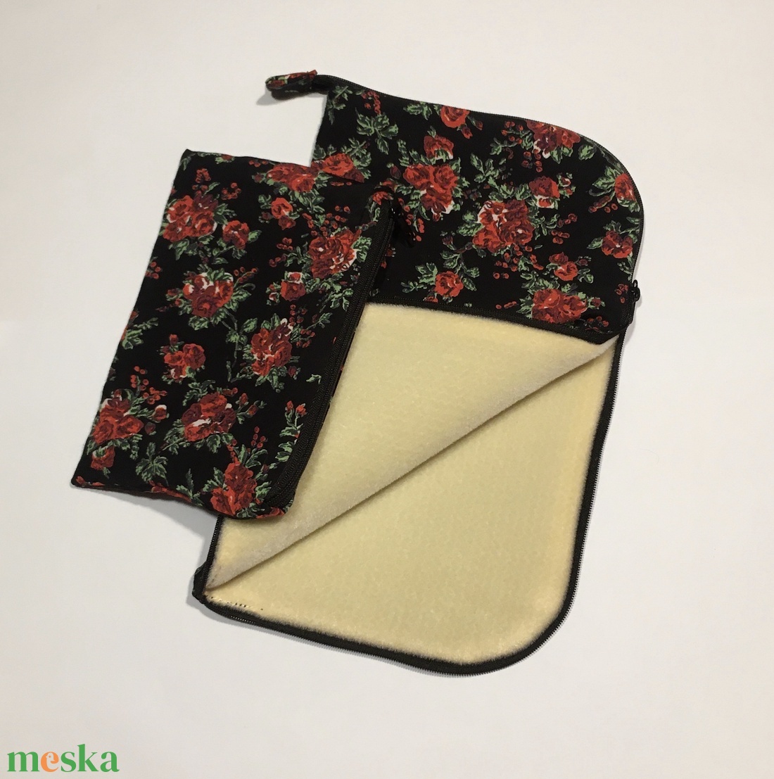 CUCCOLÓ, gyöngyfűzéshez való alátét ,/bead pad/ zárható, cippzáras+ollótartó cippzáras 2800+1800 - diy (csináld magad) - szabásminta, útmutató - Meska.hu CUCCOLÓ, gyöngyfűzéshez való alátét ,/bead pad/ zárható, cippzáras+ollótartó cippzáras 2800+1800 - diy (csináld magad) - szabásminta, útmutató - Meska.hu