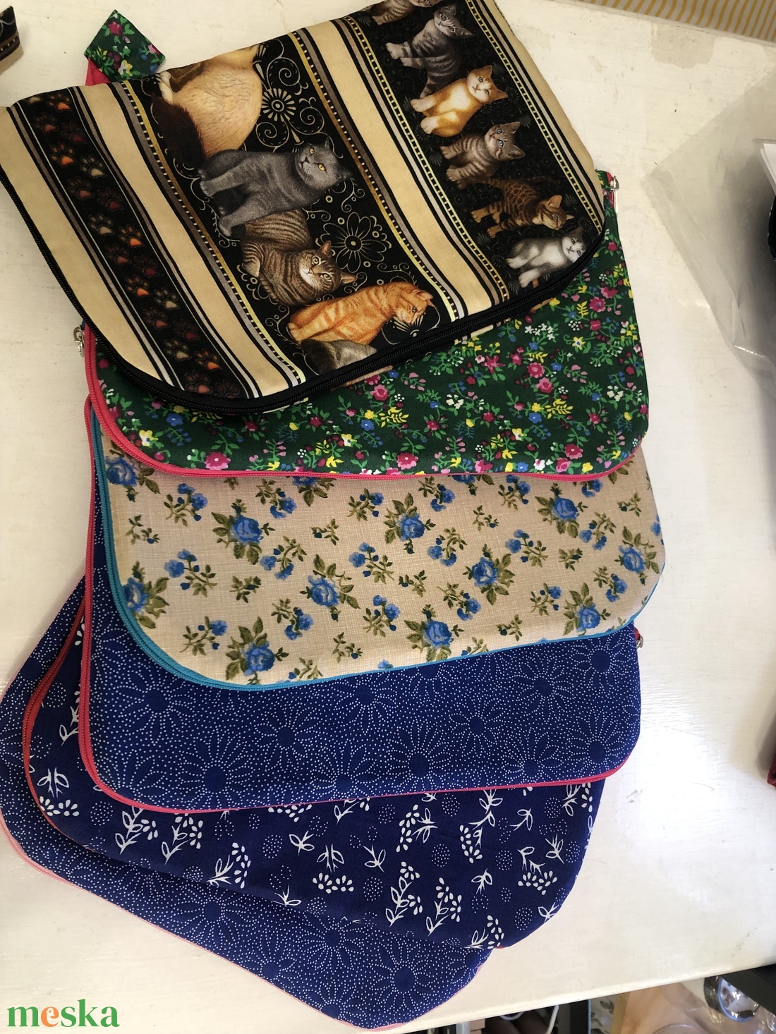 CUCCOLÓ, gyöngyfűzéshez való alátét ,/bead pad/ zárható, cippzáras+ollótartó cippzáras 2800+1800 - kellékek & szerszámok - gyöngyfűzés kellékek - cabochon - Meska.hu