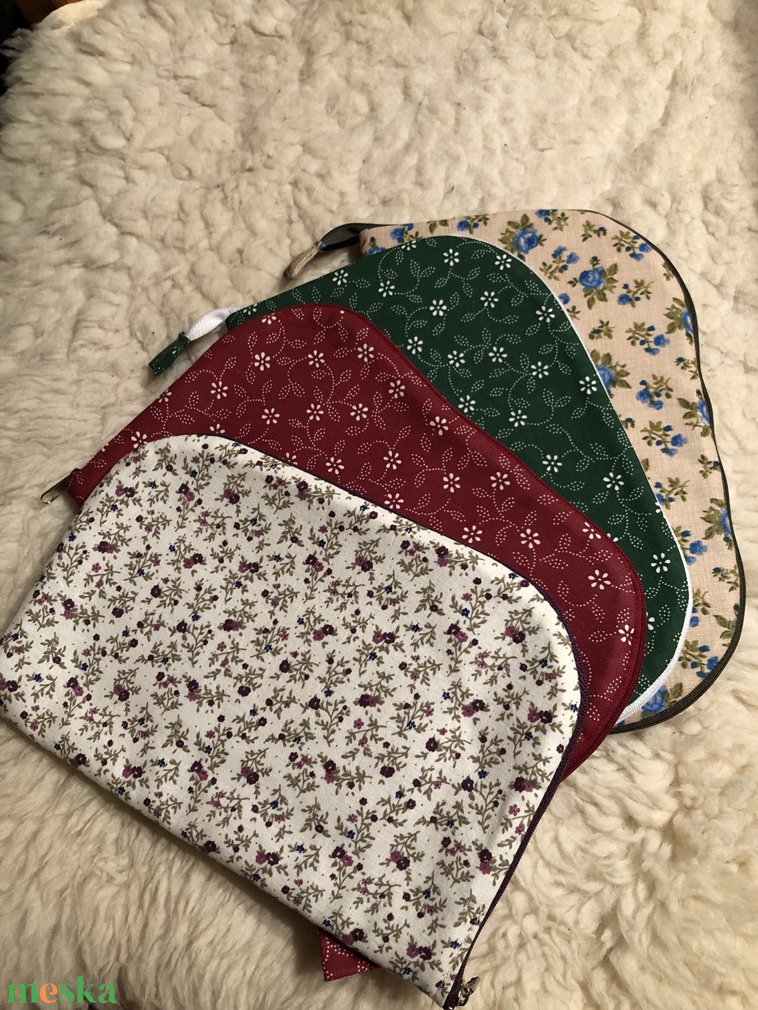 CUCCOLÓ, gyöngyfűzéshez való alátét ,/bead pad/ zárható, cippzáras+ollótartó cippzáras 2800+1800 - kellékek & szerszámok - gyöngyfűzés kellékek - cabochon - Meska.hu