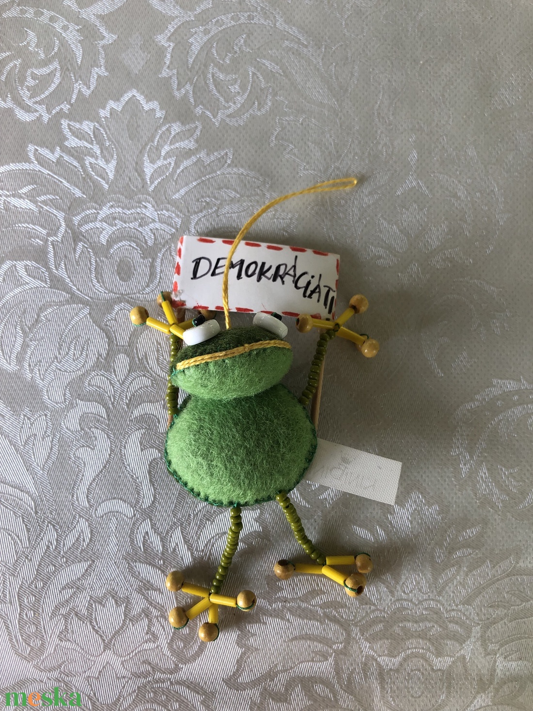 Tüntető béka - művészet - reklám tárgyak - Meska.hu