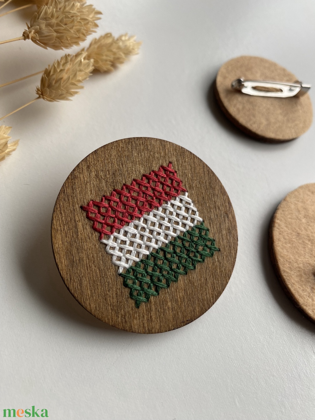 Hímzett nemzeti kitűzők - ékszer - kitűző és bross - Meska.hu