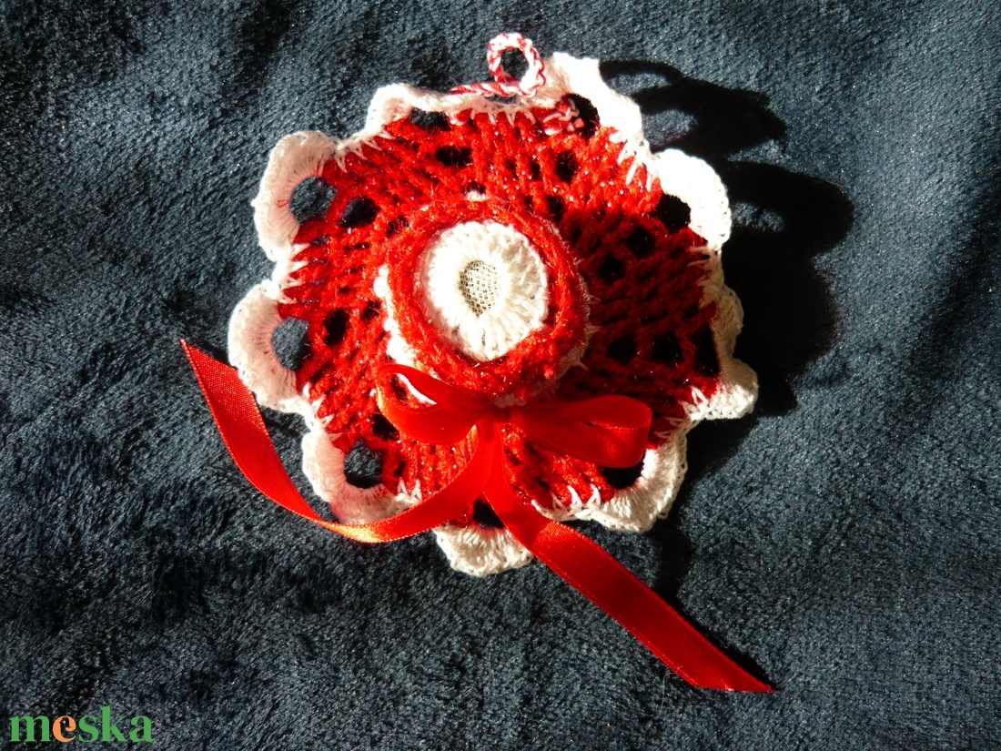 Kalap dísz piros szalaggal - otthon & életmód - dekoráció - fali és függő dekoráció - függődísz - Meska.hu