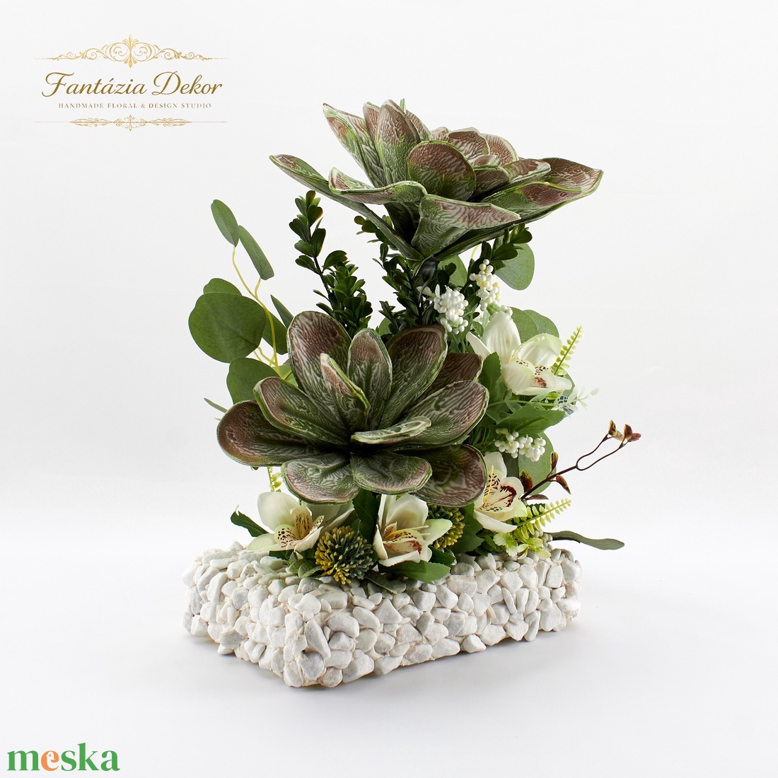 Zöld magnóliás virágkompozíció dekororchideával, saját készítésű márványkavicsos alapon � 45 cm - otthon & életmód - virágdekoráció - virágdíszek - asztali virágdísz - Meska.hu