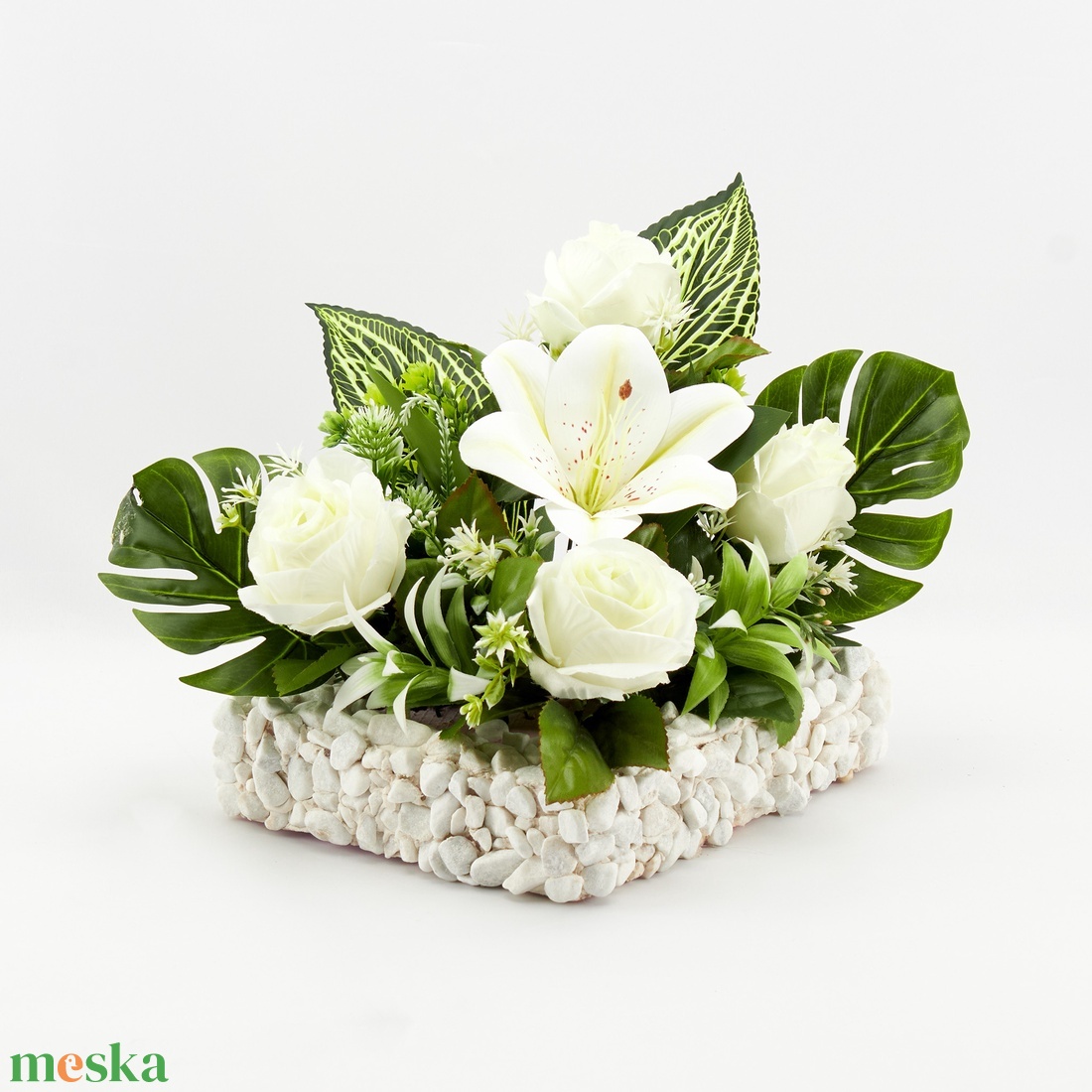 Fehér liliomos prémium sírdísz saját készítésű kavics alappal � 30�30�38 cm - otthon & életmód - vallás - temetkezési tárgy - sírdísz, kegyeleti dísz - Meska.hu
